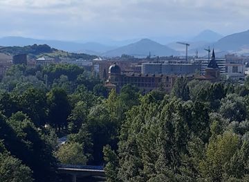 spain/pamplona/attraction/patio-de-los-gigantes