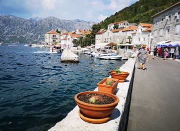 montenegro/kotor-bay/attraction/bronza-palace