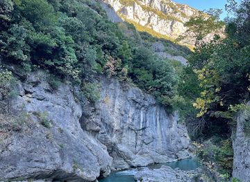 albania/has/attraction/shpella-e-pellumbasit