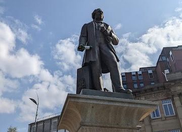 united-kingdom/peak-district/attraction/st-peter-s-square