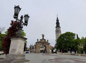 poland/czestochowa/attraction/plac-z-godlem-paulinow-palma-sw-pawla-pustelnika