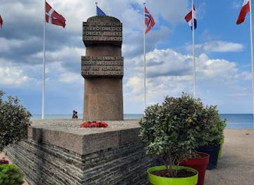 france/normandy/attraction/d-day-memorial-the-queen-s-own-rifles-of-canada-and-others