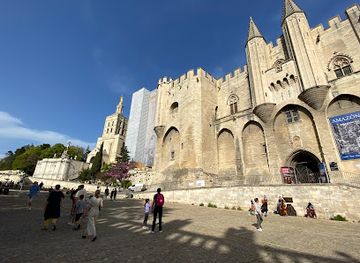 france/avignon/attraction/place-du-palais