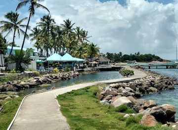 saint-vincent-and-the-grenadines/grenadines/attraction/captain-hugh-mulzac-square