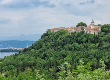 croatia/banovina/attraction/fortress-forticina-omisalj