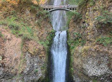oregon/cascade-mountains/attraction/lower-multnomah-falls
