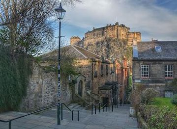 united-kingdom/stirling/attraction/the-vennel-viewpoint-edinburgh-castle