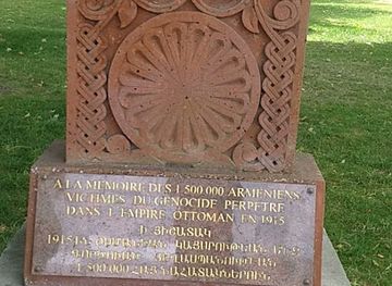 france/versailles/attraction/statue-memorial-des-armeniens-morts-pour-la-france