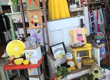 nebraska/lake-mcconaughy/attraction/makenzi-s-boutique