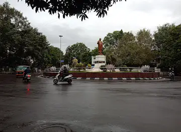 Sadhu Vaswani Statue