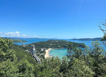 australia/whitsunday-islands/attraction/flat-top-hill-lookout