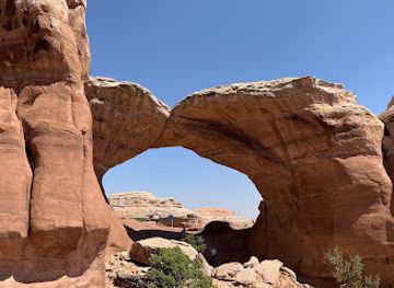 utah/arches-national-park/attraction/broken-arch-trailhead