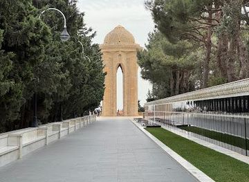 azerbaijan/baku/attraction/martyrs-lane