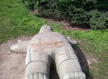 czechia/hradec-kralove/attraction/lezici-socha