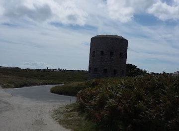 guernsey/rousse-tower/attraction/loophole-tower-no-9-jaonneuse-bay