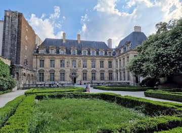 france/paris/attraction/cour-et-jardin-de-l-hotel-de-sully