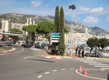 monaco/la-condamine/attraction/juan-manuel-fangio-statue