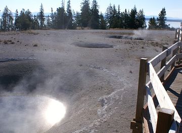 montana/yellowstone-national-park/attraction/blue-funnel-spring