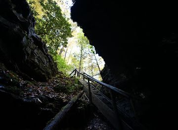 kentucky/natural-bridge-state-resort-park/attraction/henson-s-cave-arch-trailhead