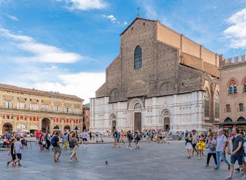 italy/emilia-romagna/attraction/piazza-maggiore