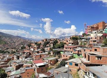 colombia/medellin/attraction/escalas-electricas-comuna-13