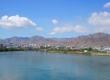 tajikistan/fergana-valley/attraction/stella-s-gosudarstvennym-gerbom-rt