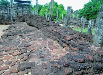 sri-lanka/ampara-district/attraction/thuparama-image-house-31-image-of-boddhisathwa