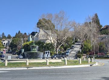 california/berkeley/telegraph-avenue/attraction/the-fountain-at-the-circle