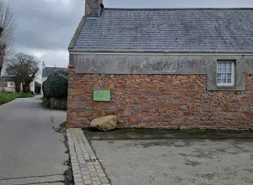 Island Centre Stone