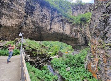 armenia/yeghegis-village/attraction/granitem-arch