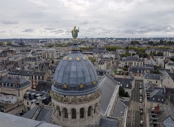 france/tours/attraction/collegiale-saint-martin-et-tour-charlemagne