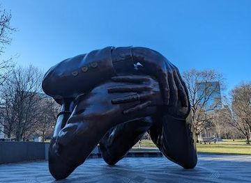 iowa/newton/attraction/the-embrace