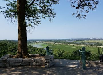 iowa/historic-hills-scenic-byway/attraction/lewis-and-clark-park-monument