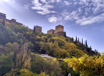 spain/granada/albaicin/attraction/fuente-del-paseo-de-los-tristes