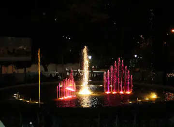 AGUAS BAILARINAS EN LA FUENTE