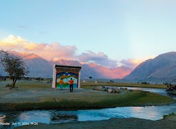 india/ladakh/attraction/hunder-camel-ride