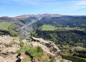 france/auvergne-volcanoes/attraction/gr-30-tour-des-volcans-et-lacs-d-auvergne