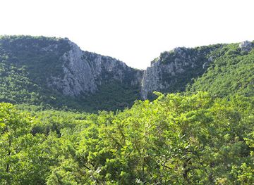 albania/kurbin/attraction/shpella-e-valit-mirdite