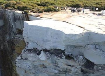 australia/sydney/attraction/wedding-cake-rock