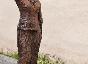 spain/bilbao/attraction/statue-de-femme-portant-un-panier-de-briques-sur-la-tete