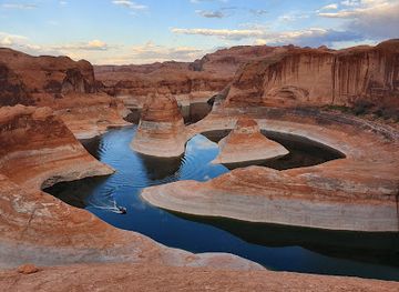 arizona/lake-powell/attraction/reflection-canyon