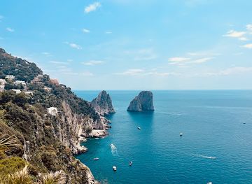 italy/capri/attraction/faraglione-di-fuori-o-scopolo