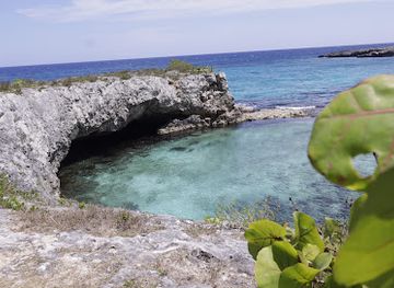 jamaica/runaway-bay-area/attraction/tear-drop-blue-pond