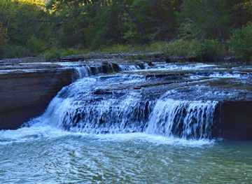 arkansas/ozark-mountains/attraction/haw-creek-falls