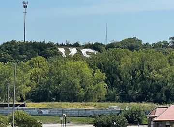 kansas/konza-prairie-biological-station/attraction/blue-earth-plaza
