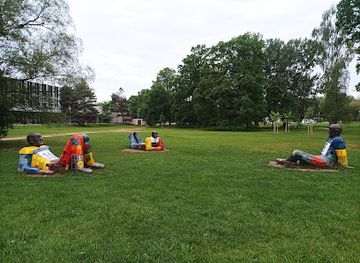 czechia/ceske-budejovice/attraction/3-guys-statue