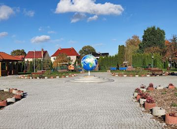poland/szczecin-lagoon/attraction/square-with-the-earth-s-globe