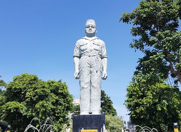 indonesia/surabaya/attraction/statue-of-gubernur-suryo