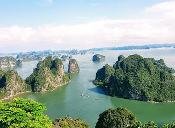 vietnam/ha-long/tuan-chau-island/attraction/poem-mountain