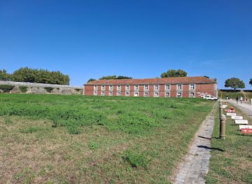 france/poitou-charentes/attraction/halle-aux-vivres